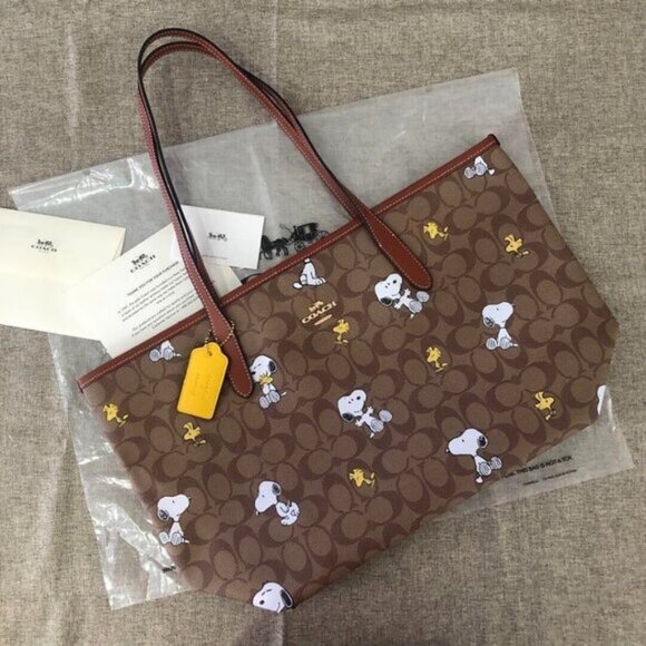NWT COACH Peanuts Snoopy Tote bag! - Picture 2 of 6